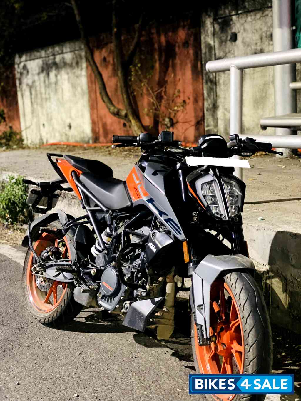 Black KTM Duke 200
