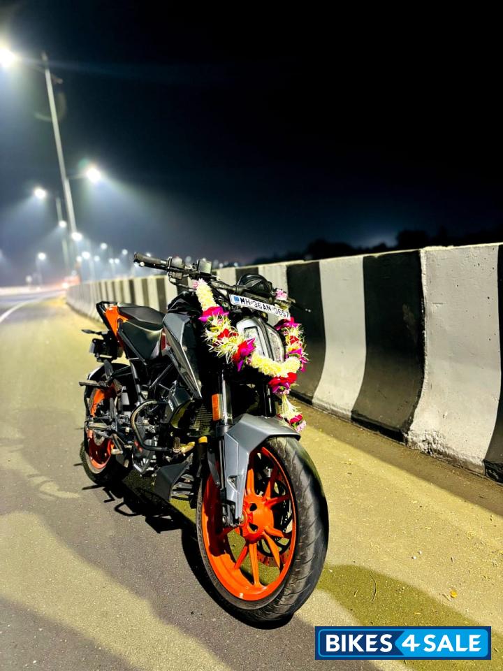 Black KTM Duke 200