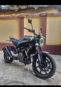 Matt Black Husqvarna Svartpilen 250