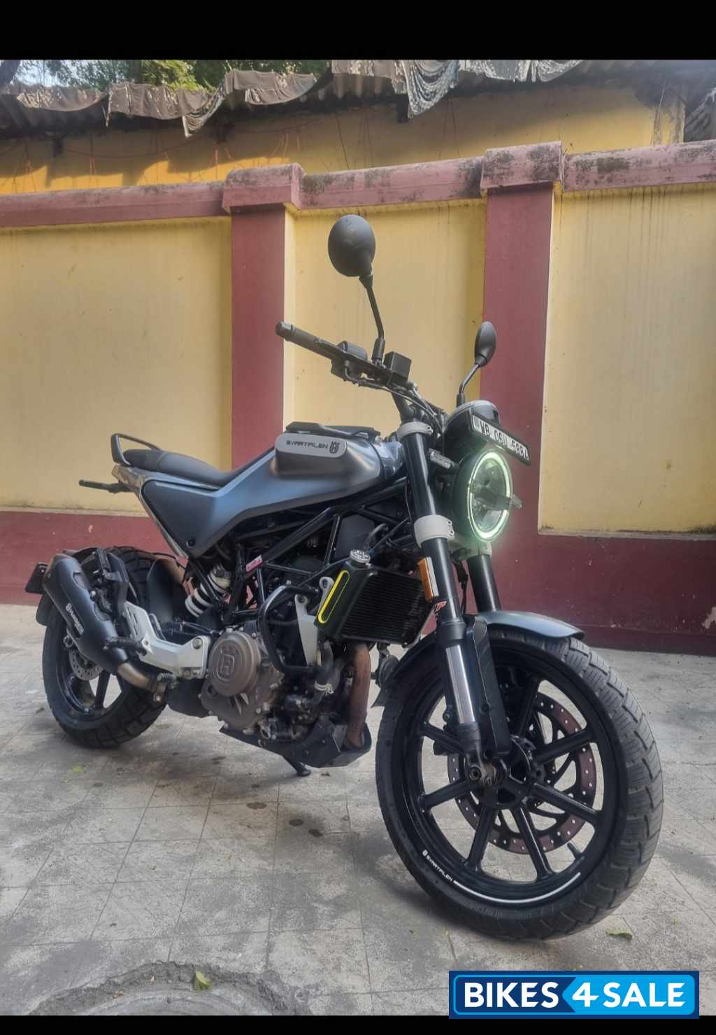 Matt Black Husqvarna Svartpilen 250