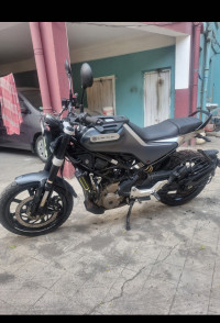 Matt Black Husqvarna Svartpilen 250