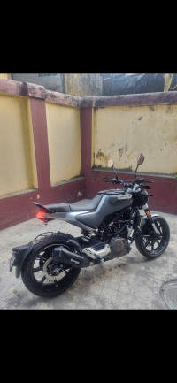 Matt Black Husqvarna Svartpilen 250
