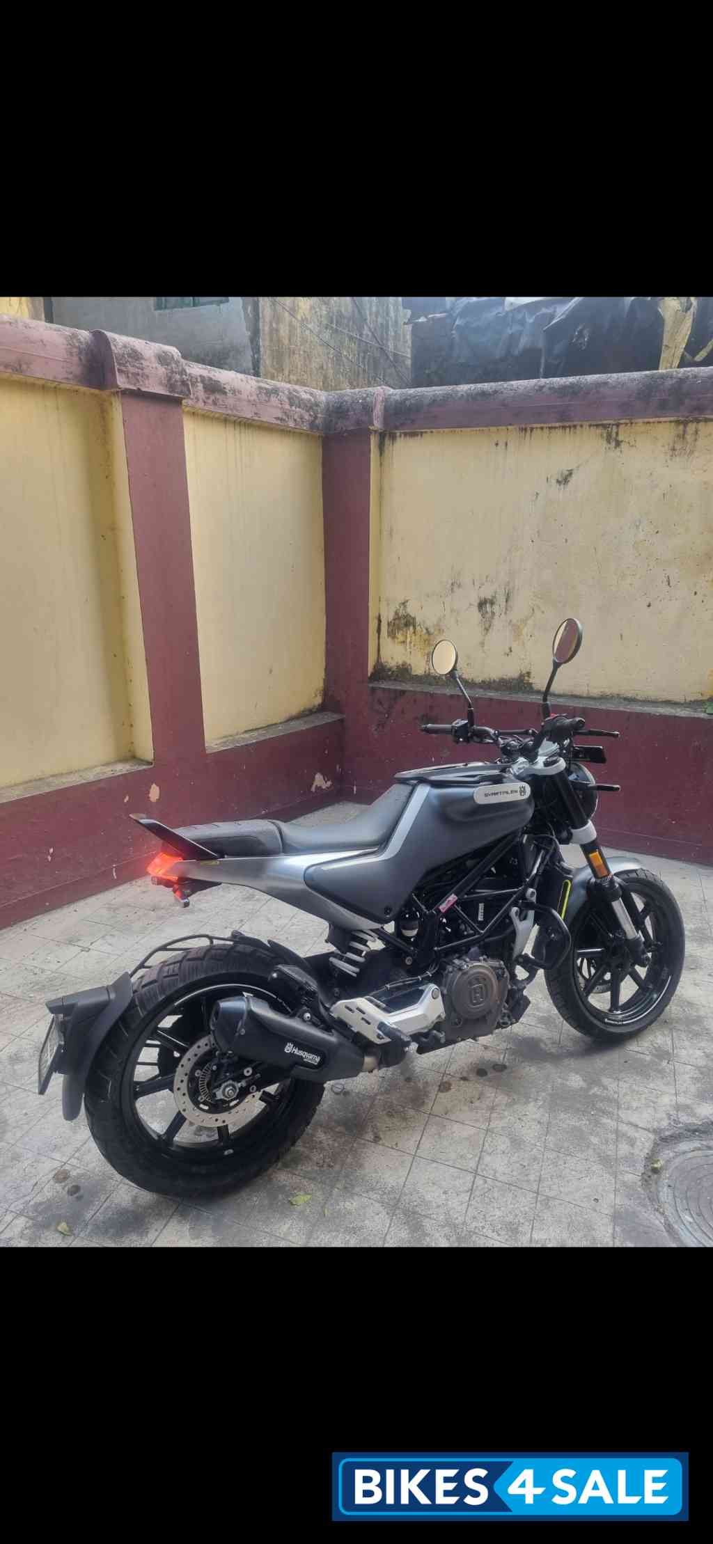 Matt Black Husqvarna Svartpilen 250