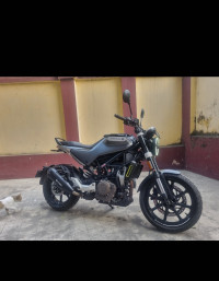 Matt Black Husqvarna Svartpilen 250