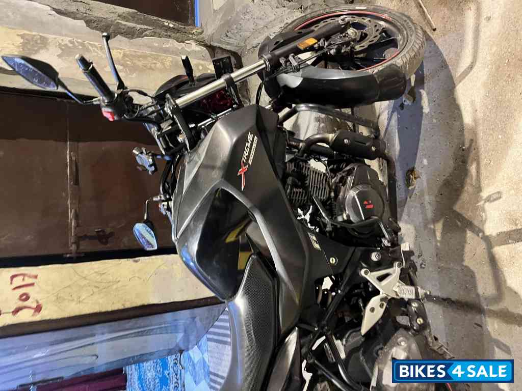 Black Hero Xtreme 160R Stealth Edition