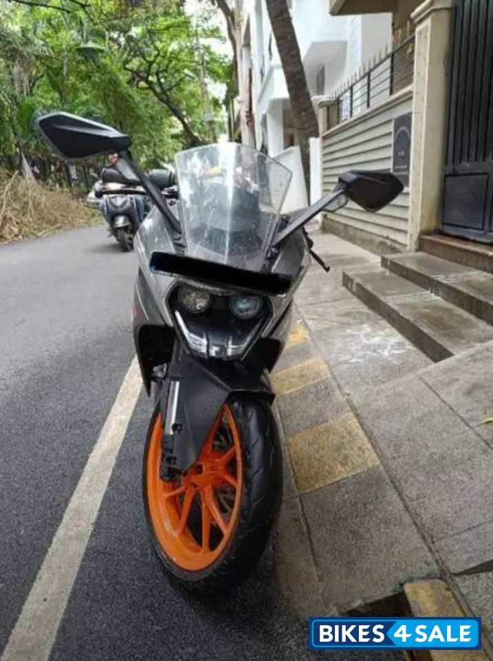 Black/orange KTM RC 200