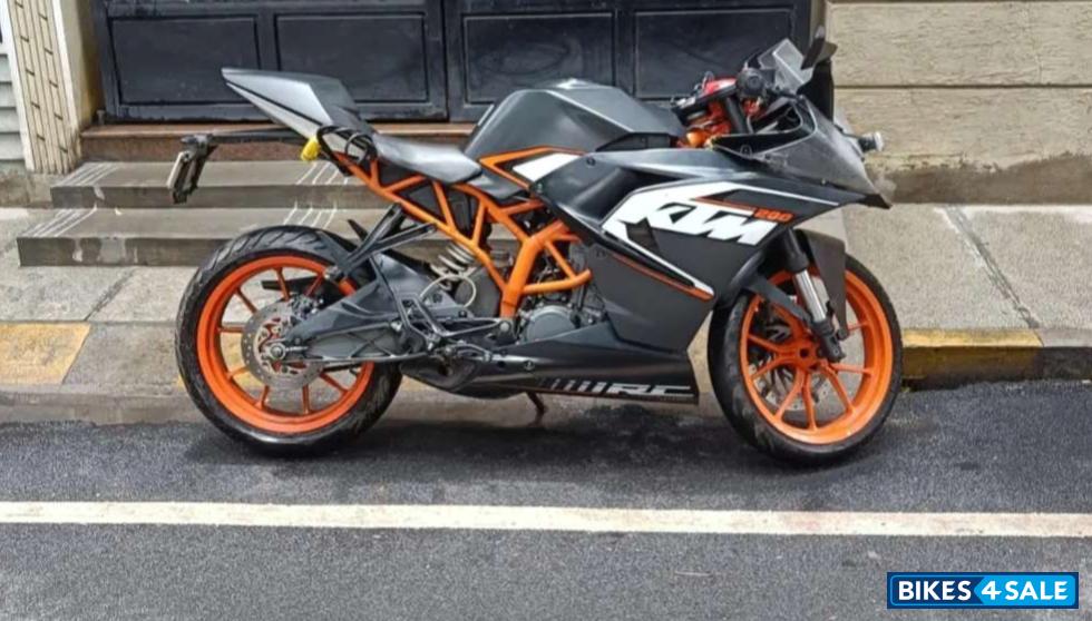 Black/orange KTM RC 200