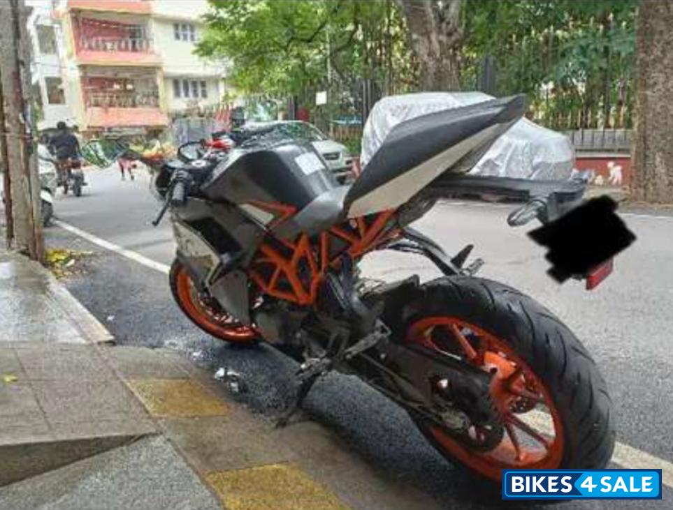 Black/orange KTM RC 200