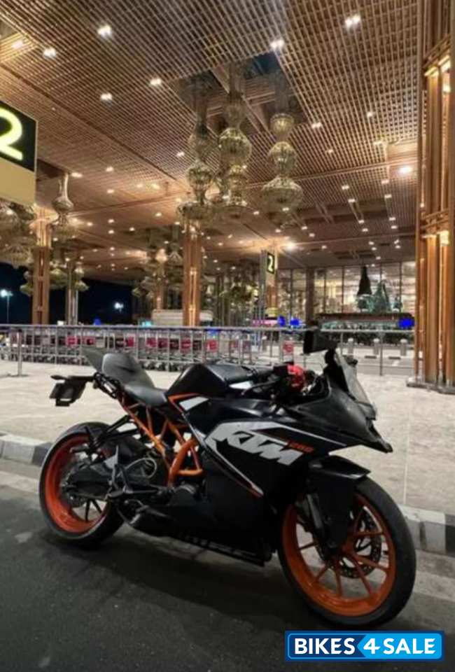 Black/orange KTM RC 200
