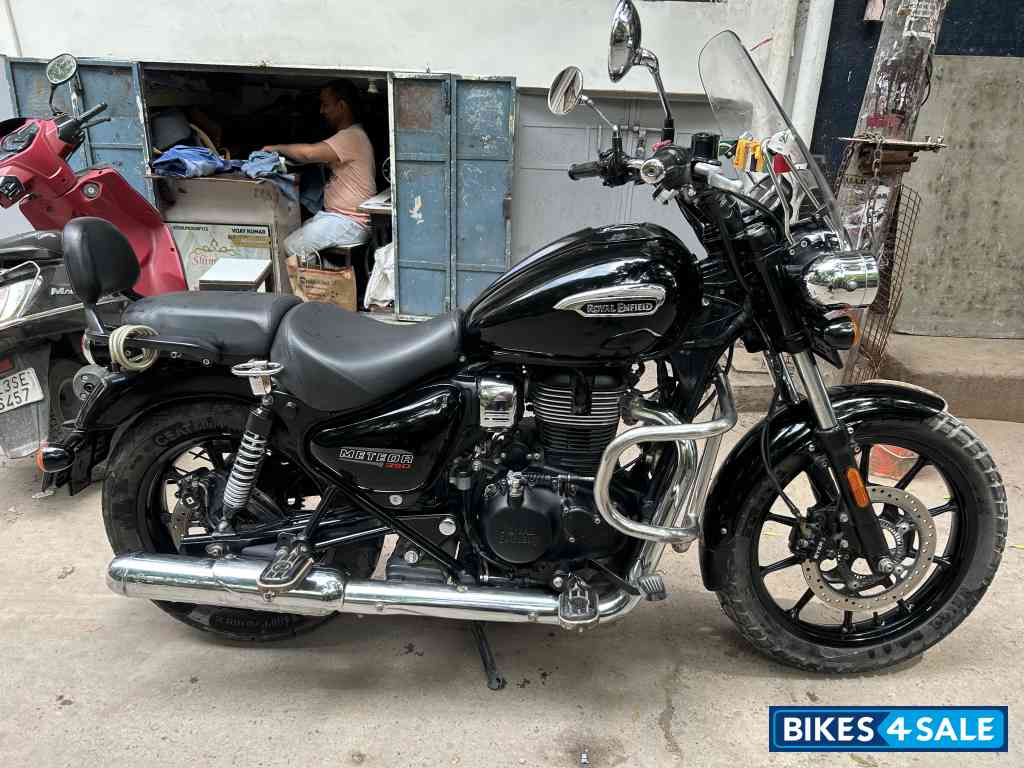 Black Royal Enfield Meteor 350 Stellar
