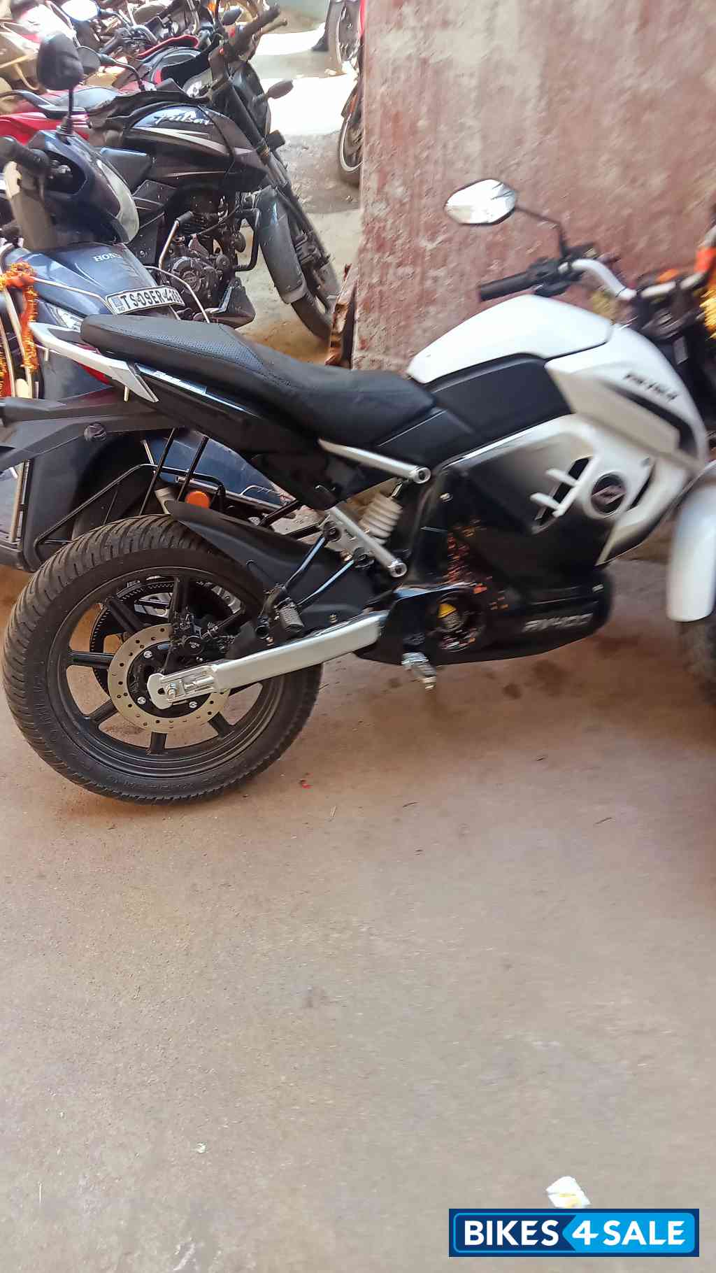 White Revolt RV 400