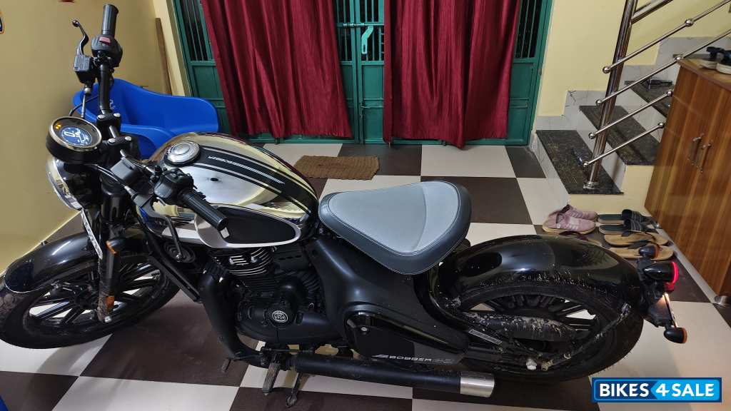 Jawa 42 Bobber Black Mirror