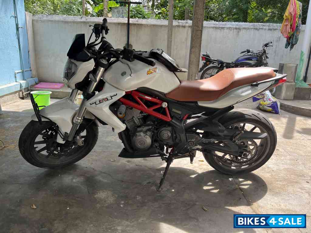 White Benelli TNT 300