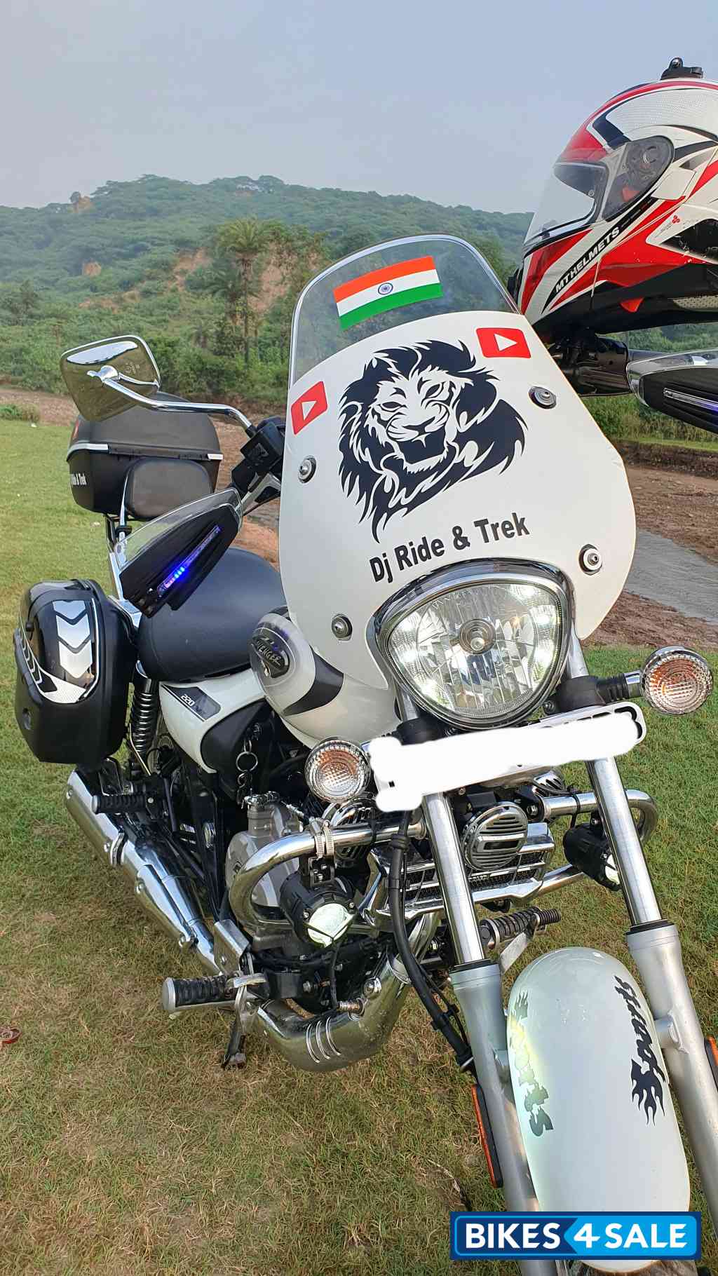 Moon White Bajaj Avenger Cruise 220 BS6