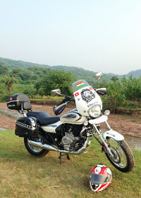 Moon White Bajaj Avenger Cruise 220 BS6