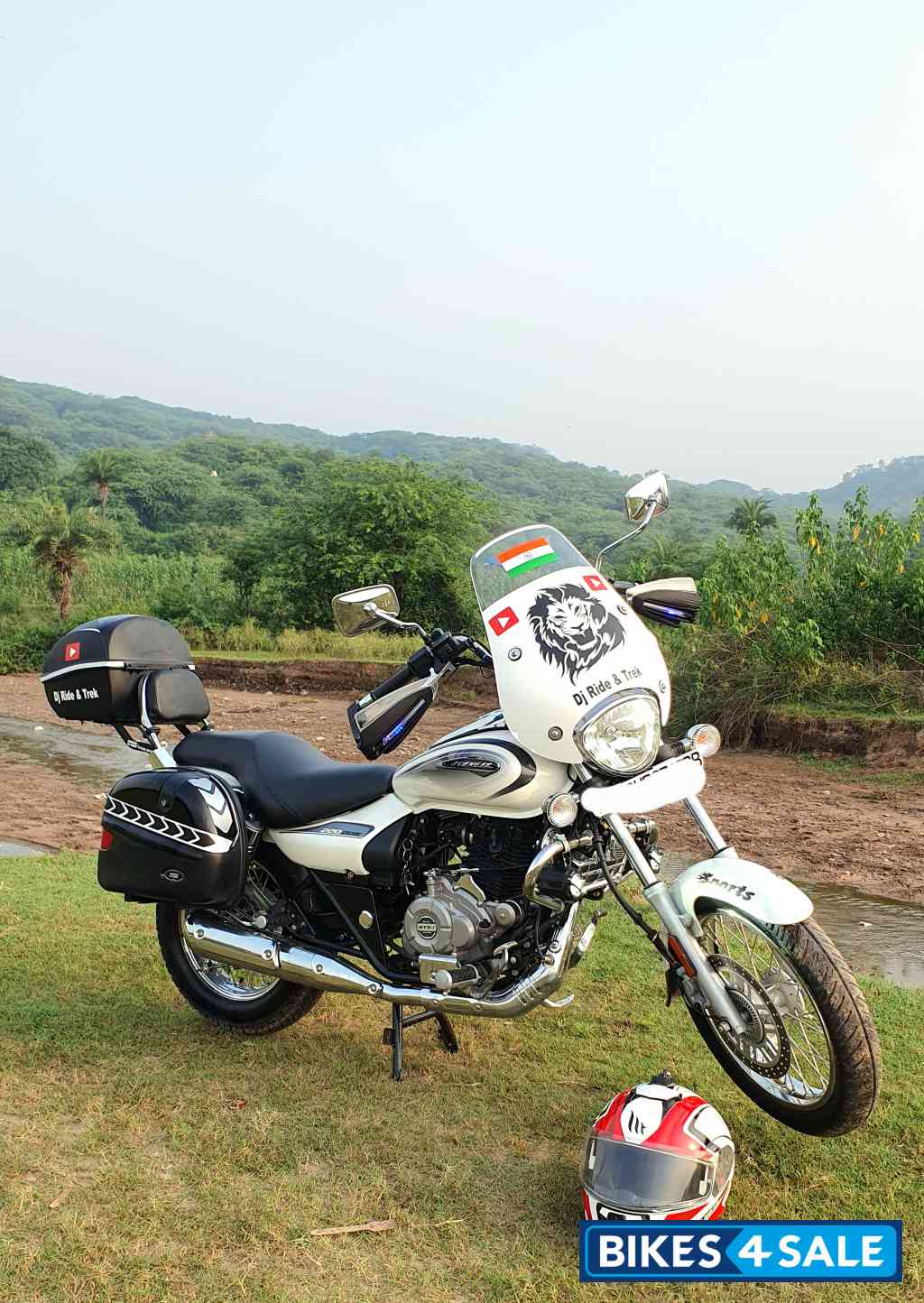 Moon White Bajaj Avenger Cruise 220 BS6