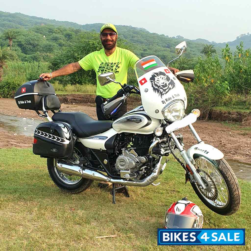 Moon White Bajaj Avenger Cruise 220 BS6