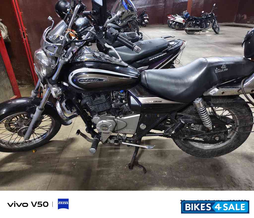 Black Bajaj Avenger Cruise 220 BS6