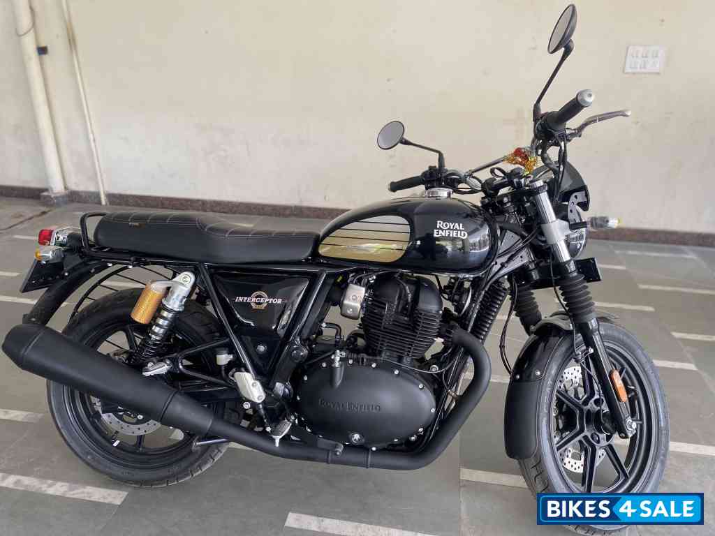Black Ray Royal Enfield 2023 Interceptor 650