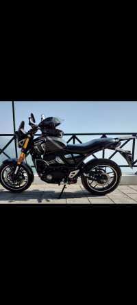 Phantom Black Triumph Speed 400