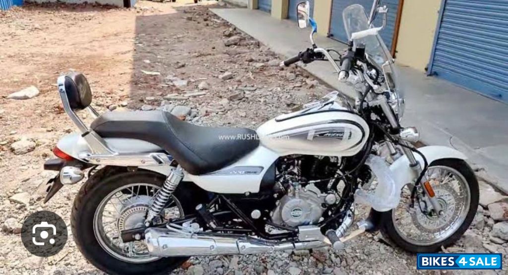 White Bajaj Avenger Cruise 220 BS6