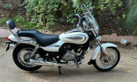 White Bajaj Avenger Cruise 220 BS6