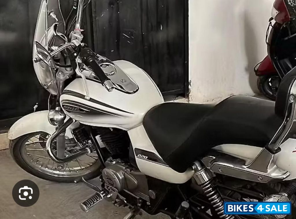 White Bajaj Avenger Cruise 220 BS6