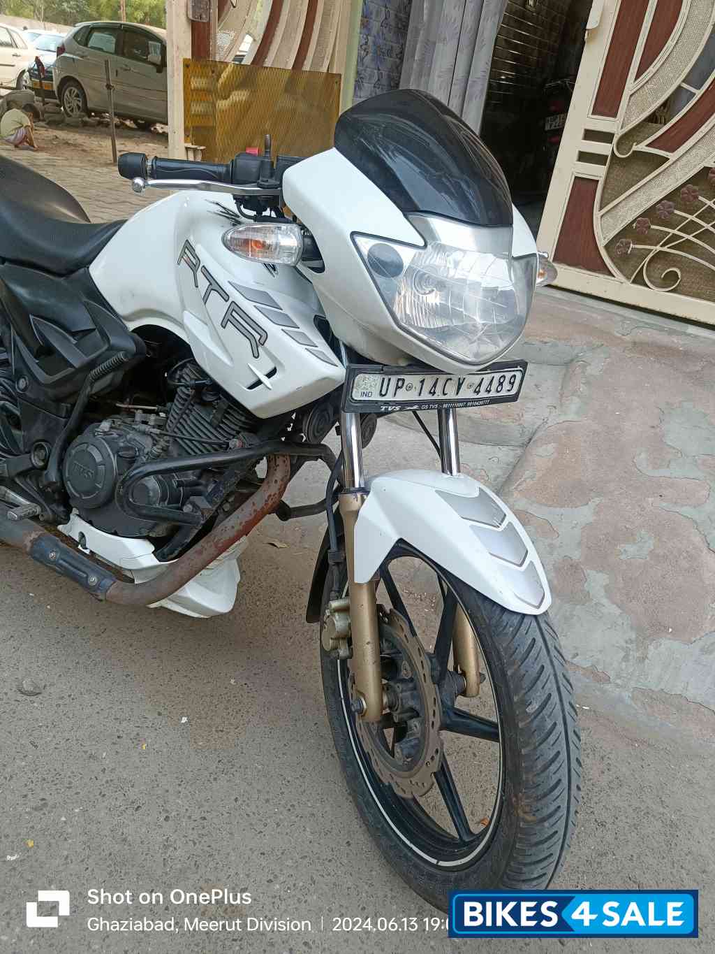White TVS Apache RTR 180