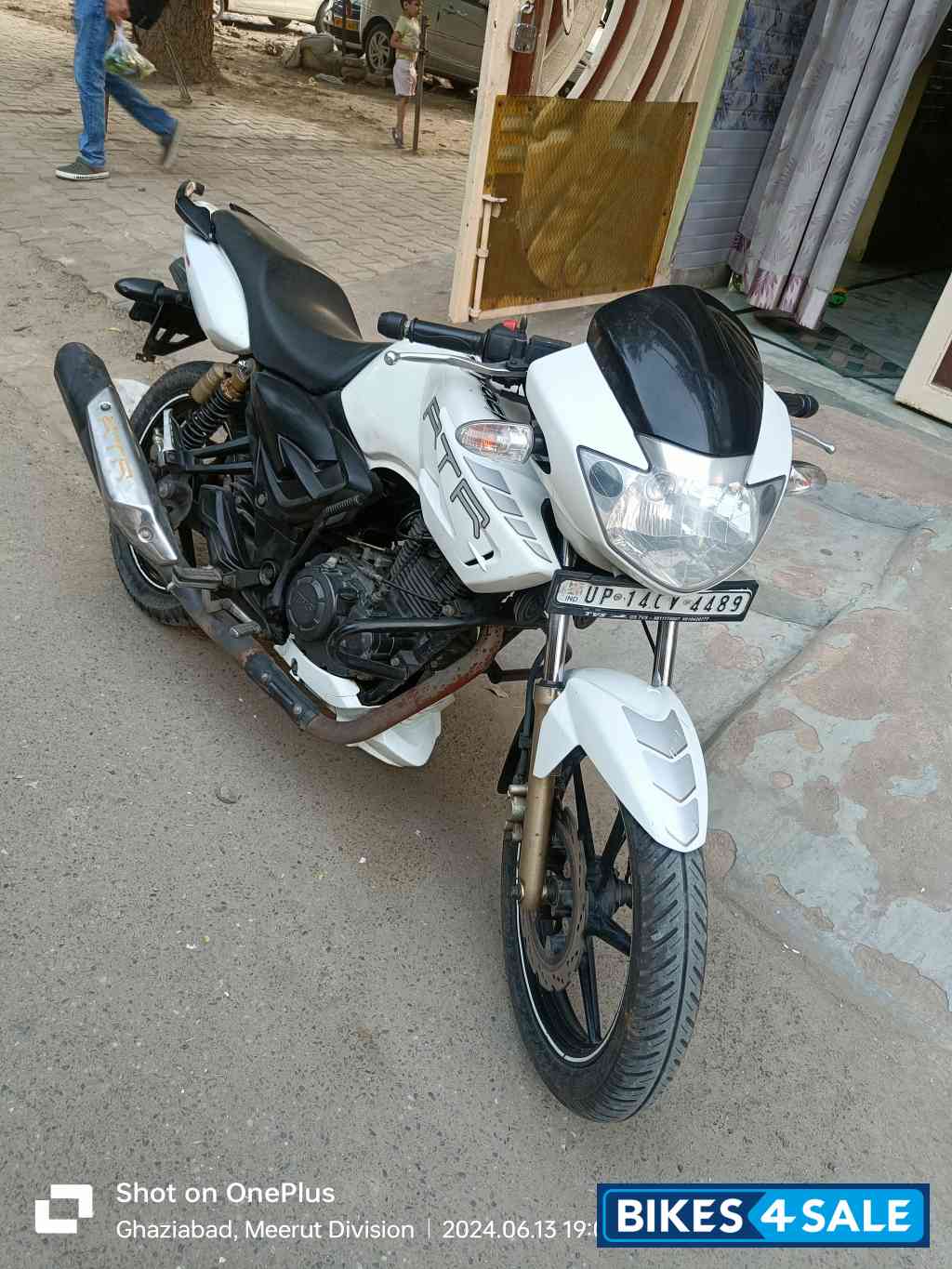 White TVS Apache RTR 180
