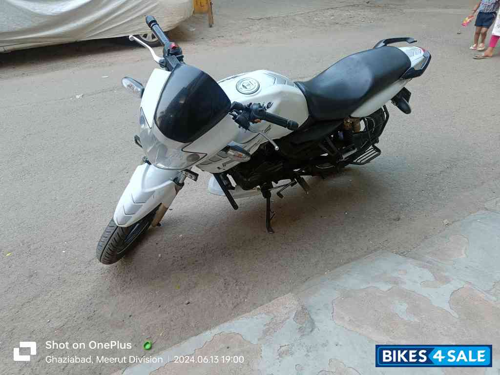 White TVS Apache RTR 180