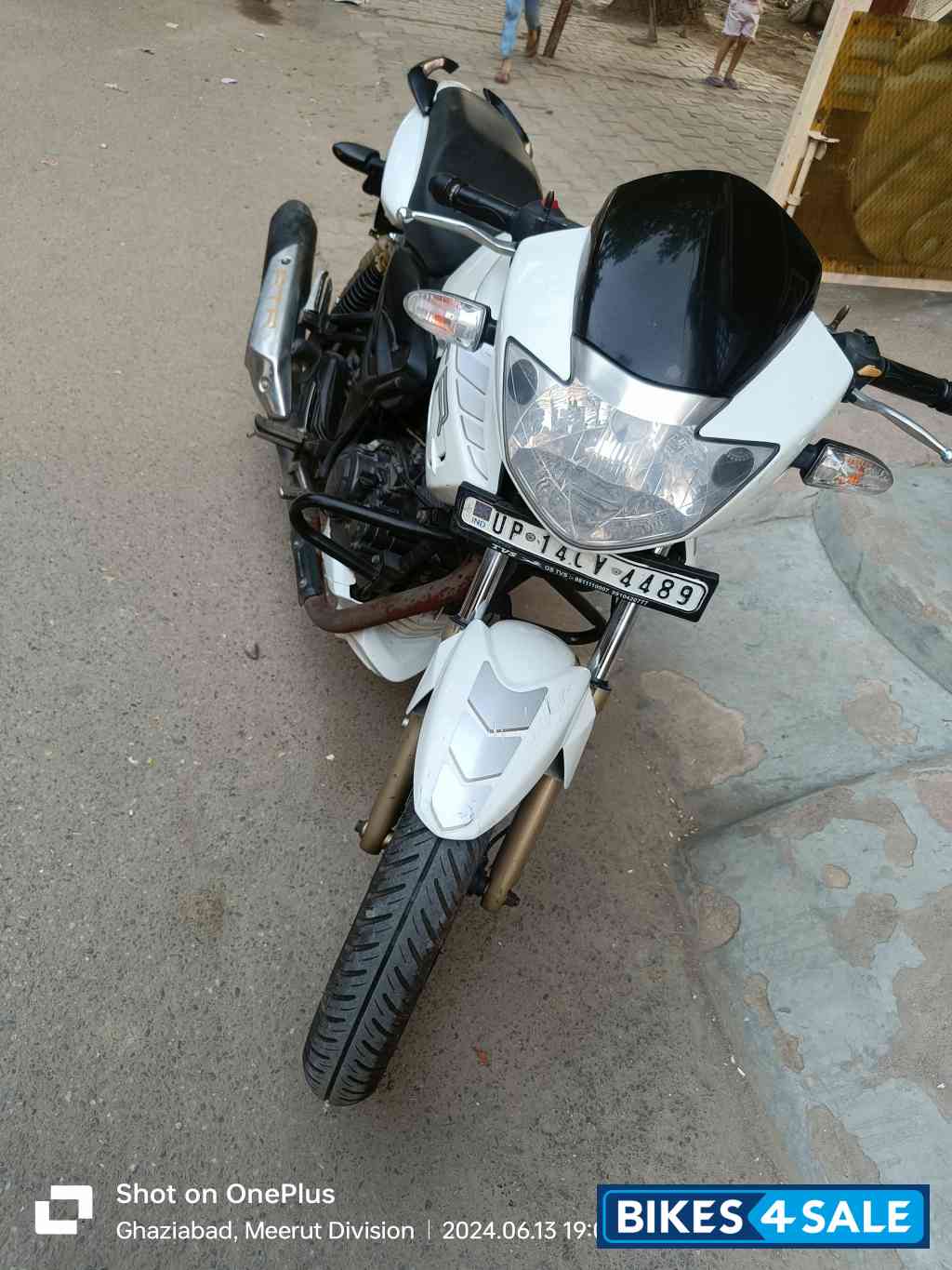 White TVS Apache RTR 180