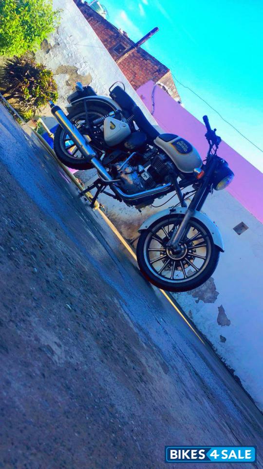 White Royal Enfield Classic 350