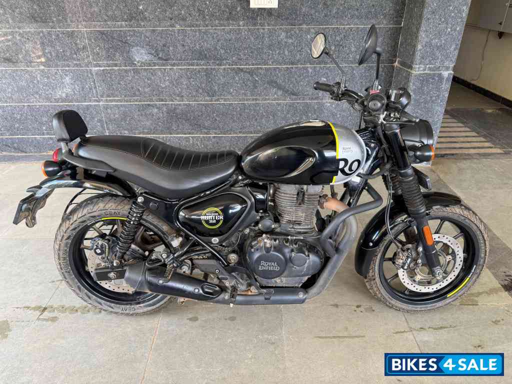 Black Royal Enfield Hunter 350 Metro