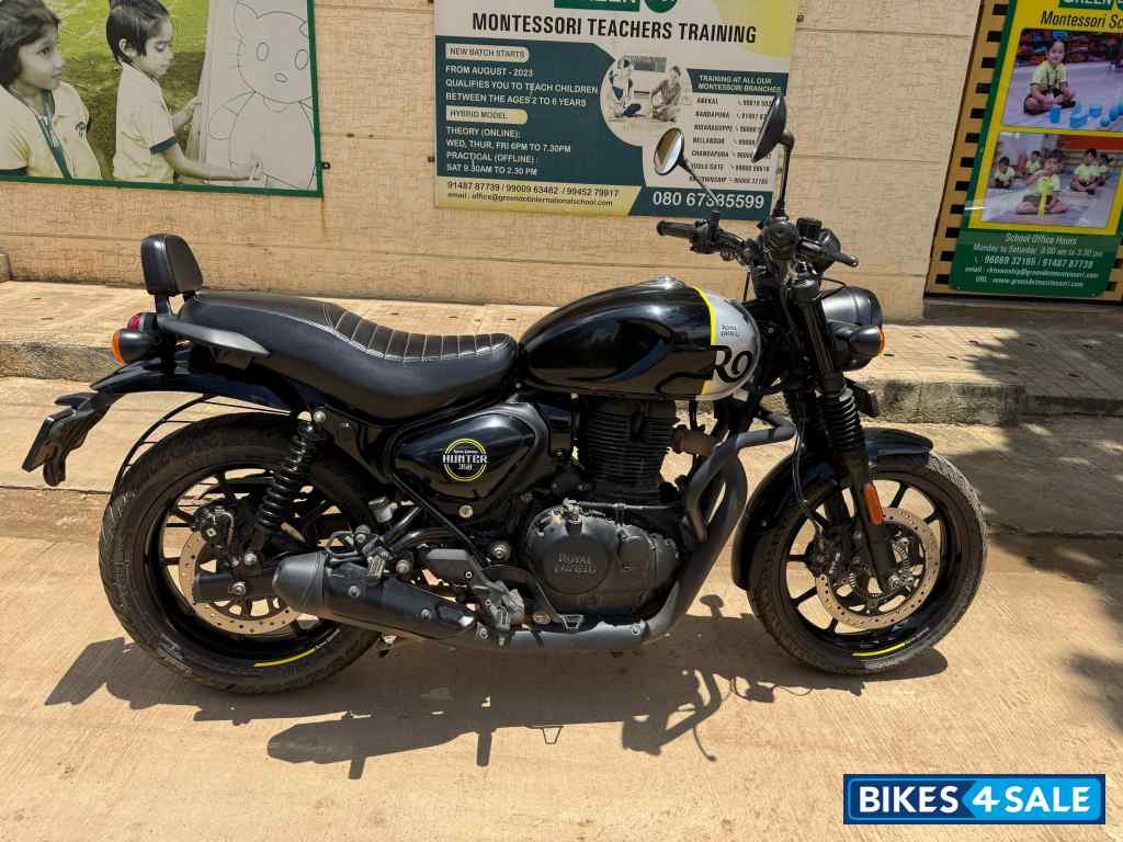 Black Royal Enfield Hunter 350 Metro