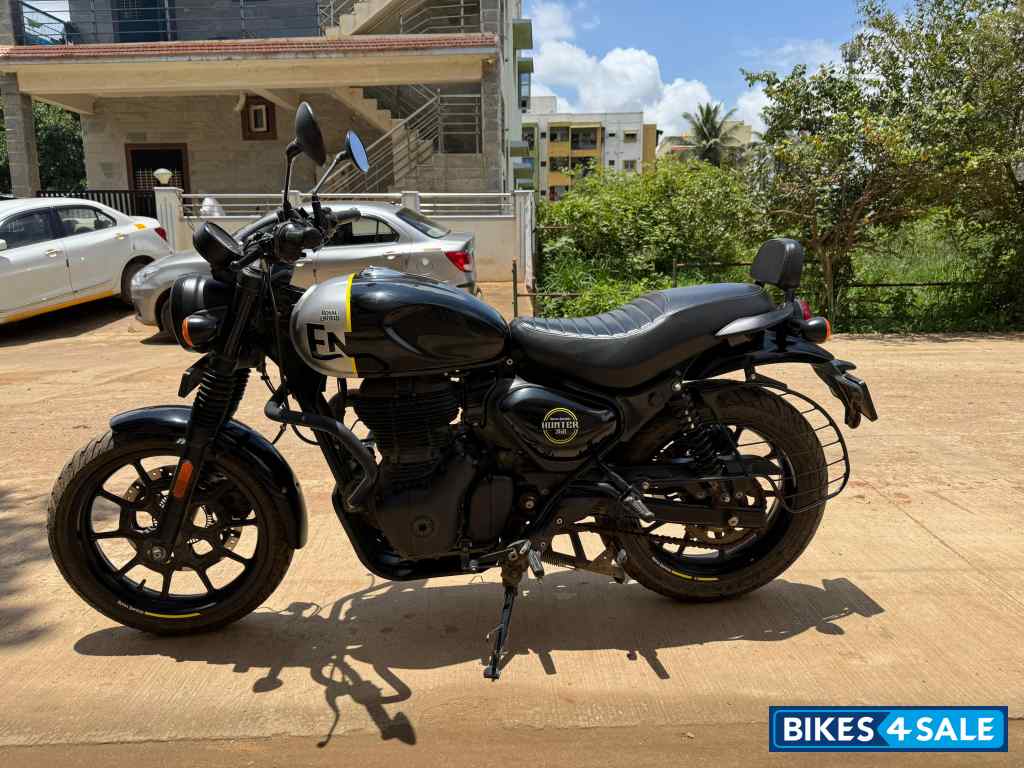 Black Royal Enfield Hunter 350 Metro