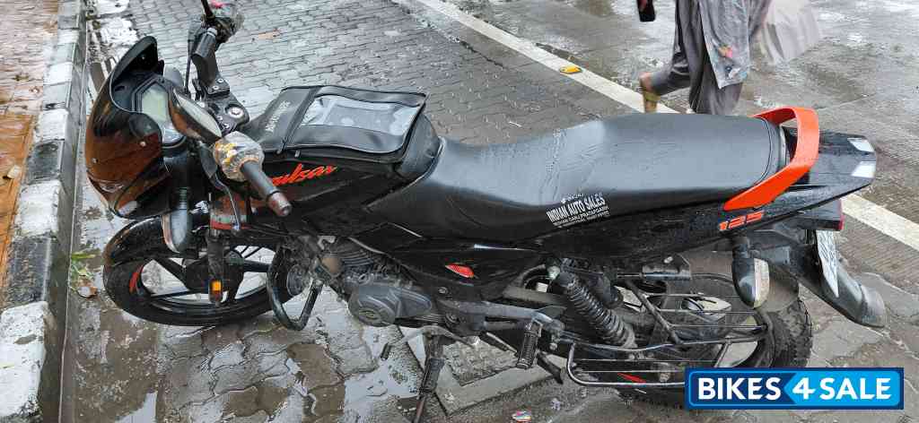 Black Bajaj Pulsar 125 Neon BS6