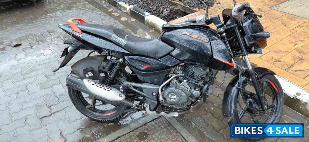 Black Bajaj Pulsar 125 Neon BS6