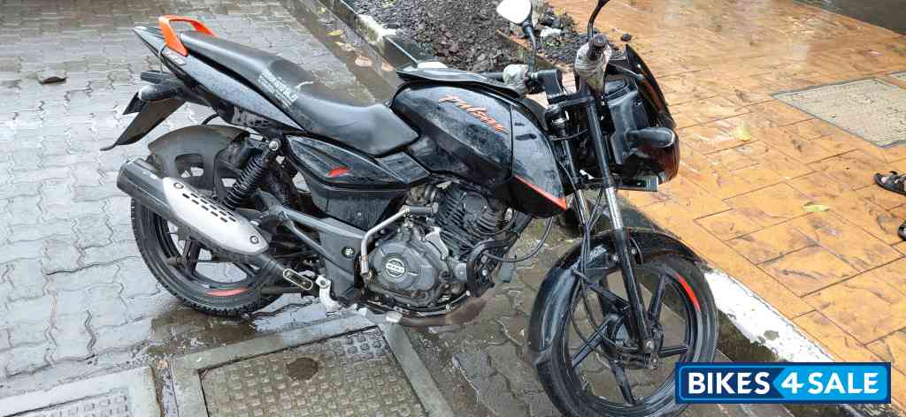 Black Bajaj Pulsar 125 Neon BS6