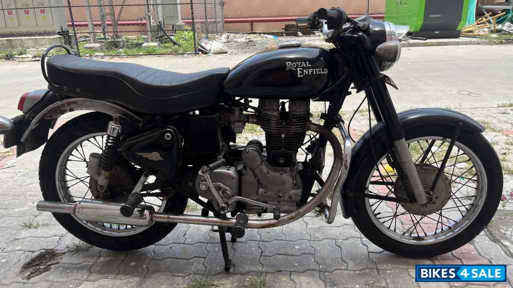 Black Royal Enfield Bullet 350