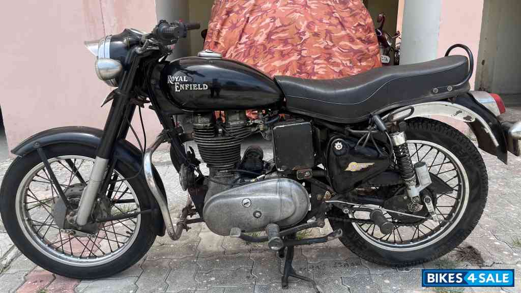 Black Royal Enfield Bullet 350