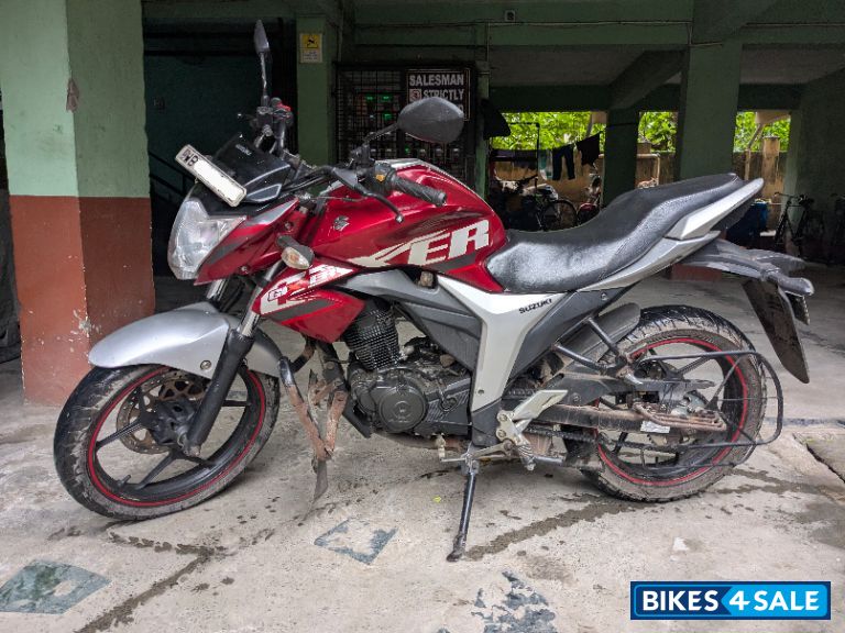 Candy Red/silver Suzuki Gixxer ABS