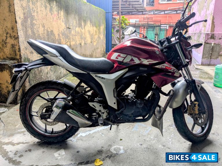 Candy Red/silver Suzuki Gixxer ABS