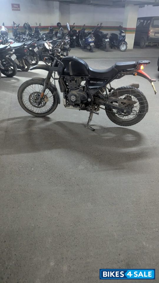 Black Royal Enfield Himalayan 2021