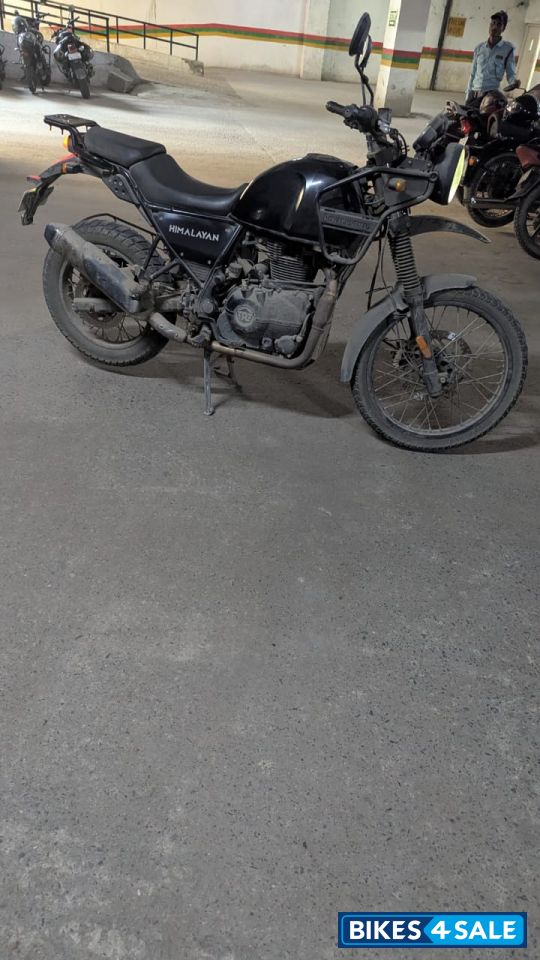 Black Royal Enfield Himalayan 2021