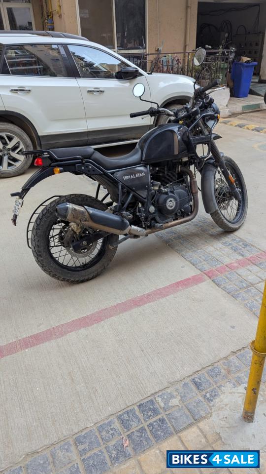 Black Royal Enfield Himalayan 2021