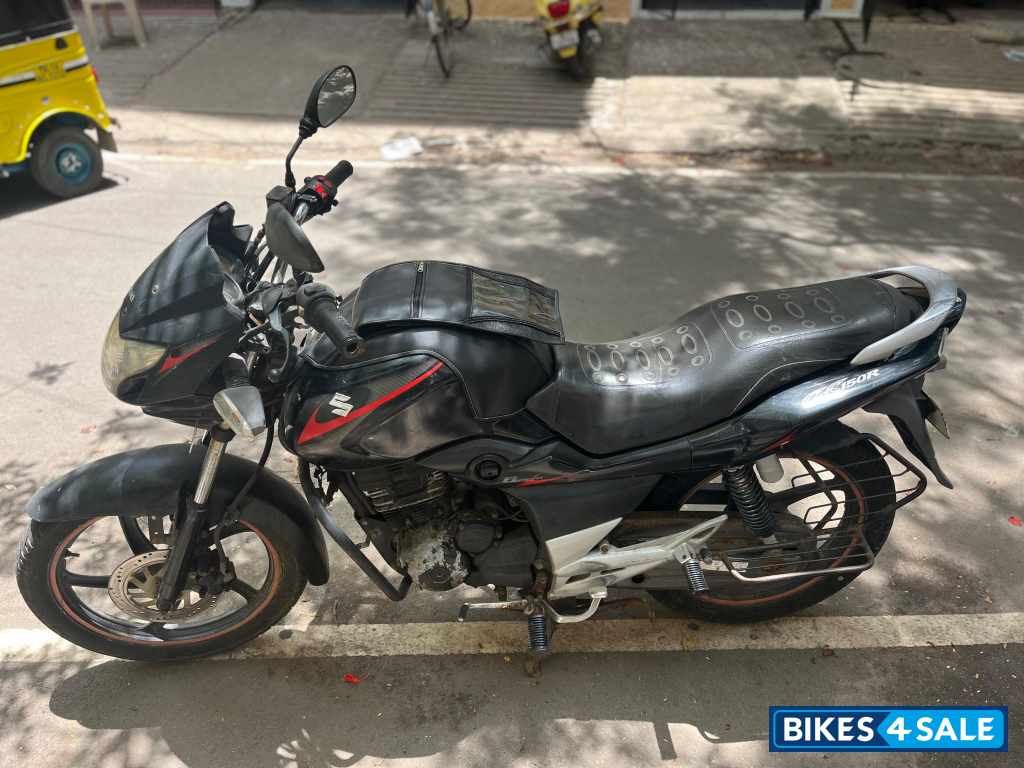 Black Suzuki GS 150R