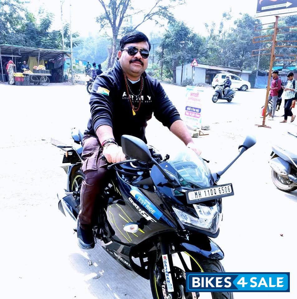 Black Suzuki Gixxer SF