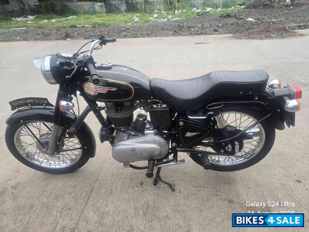 Black Royal Enfield Bullet Standard 350