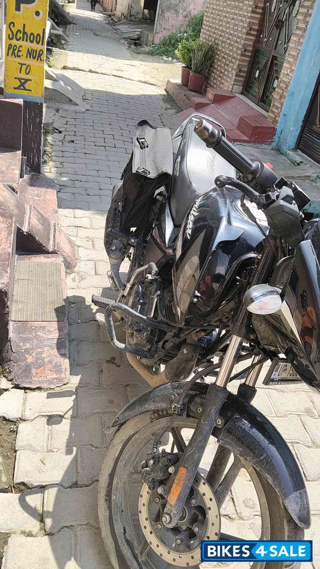 Bajaj Pulsar 125 Neon Disc Single Seat