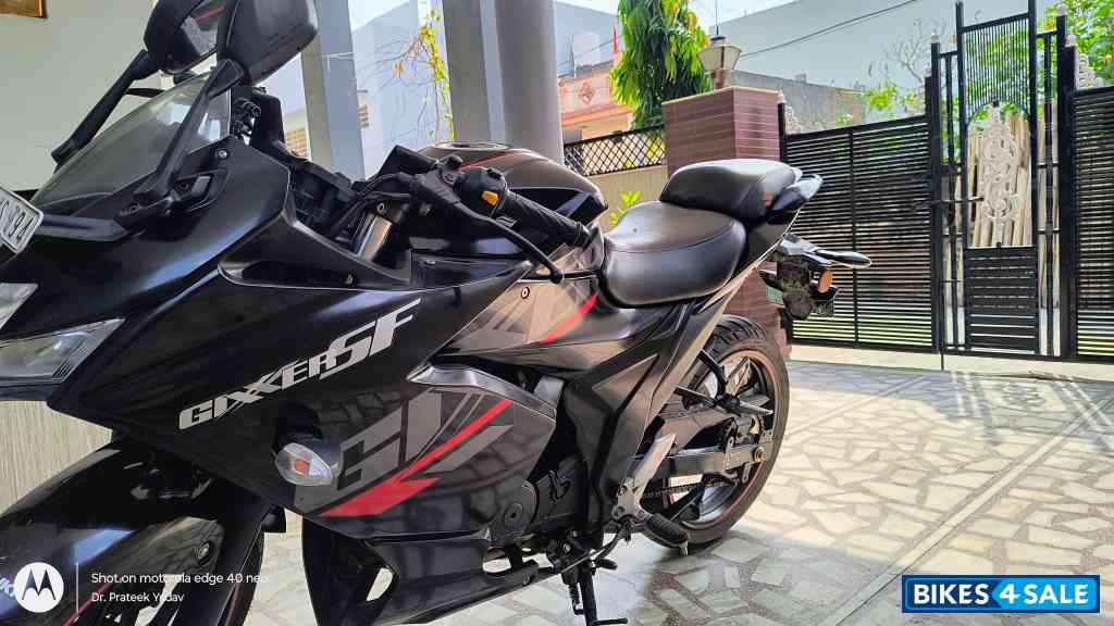 Black Suzuki Gixxer SF